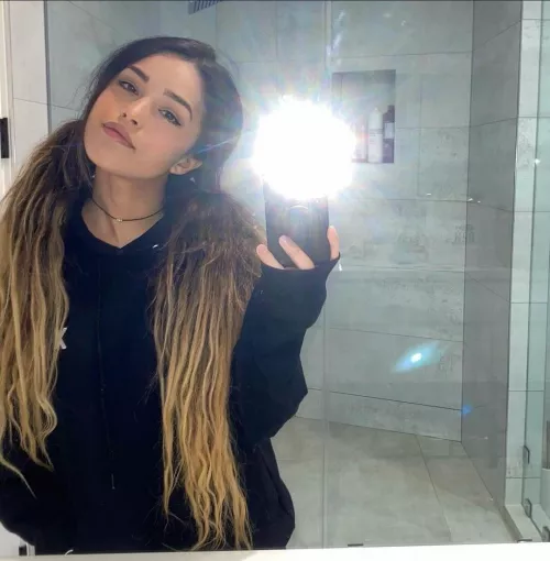 So fucking hard for Valkyrae…desperately need someone to give me joi as her and help me stroke