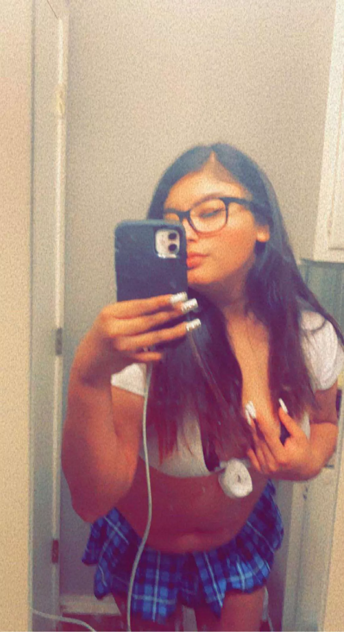 So fucking horny rn I need both holes stuffed… amateurs only