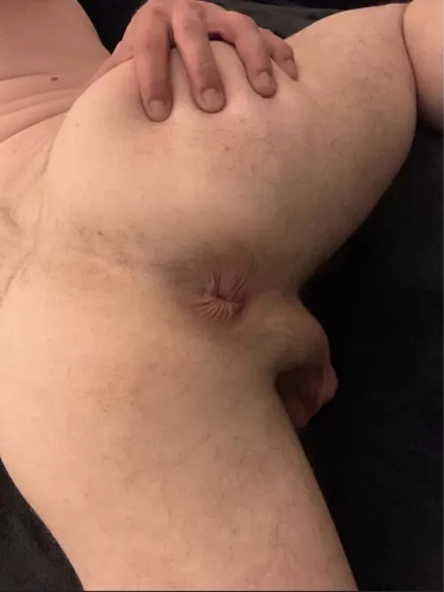 So I think it’s about time I showed you thirsty men this hungry pink hole 😈curious how many would wanna breed me 🤪