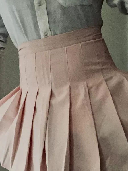 So many people here and nobody will like my outfit 😞