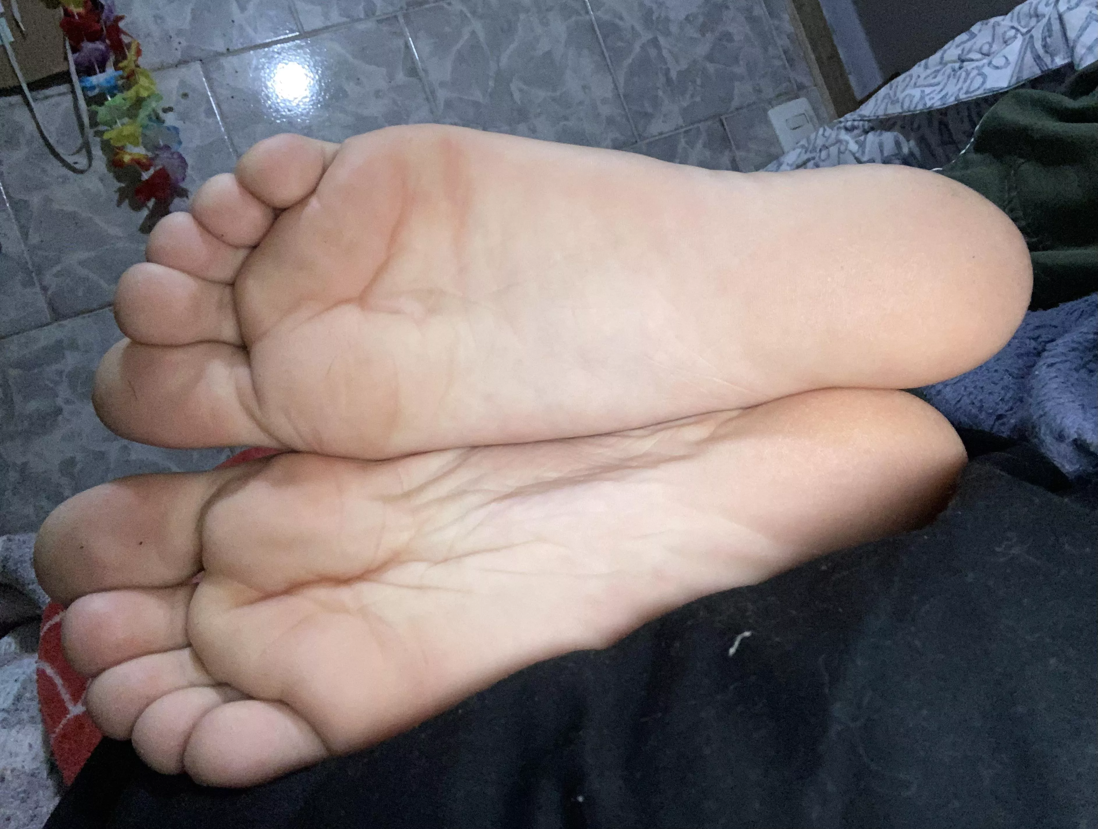 soft soles for u to enjoy, lick or fuck? 😈👅 dms/pms r welcome