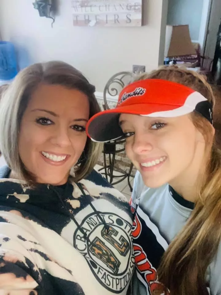 Softball momma & daughter 🥎🔥