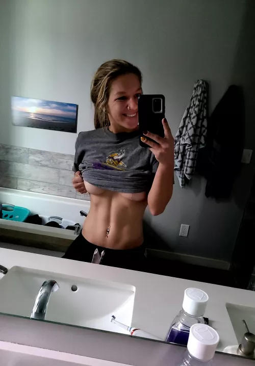 Some abs and underboob โบ