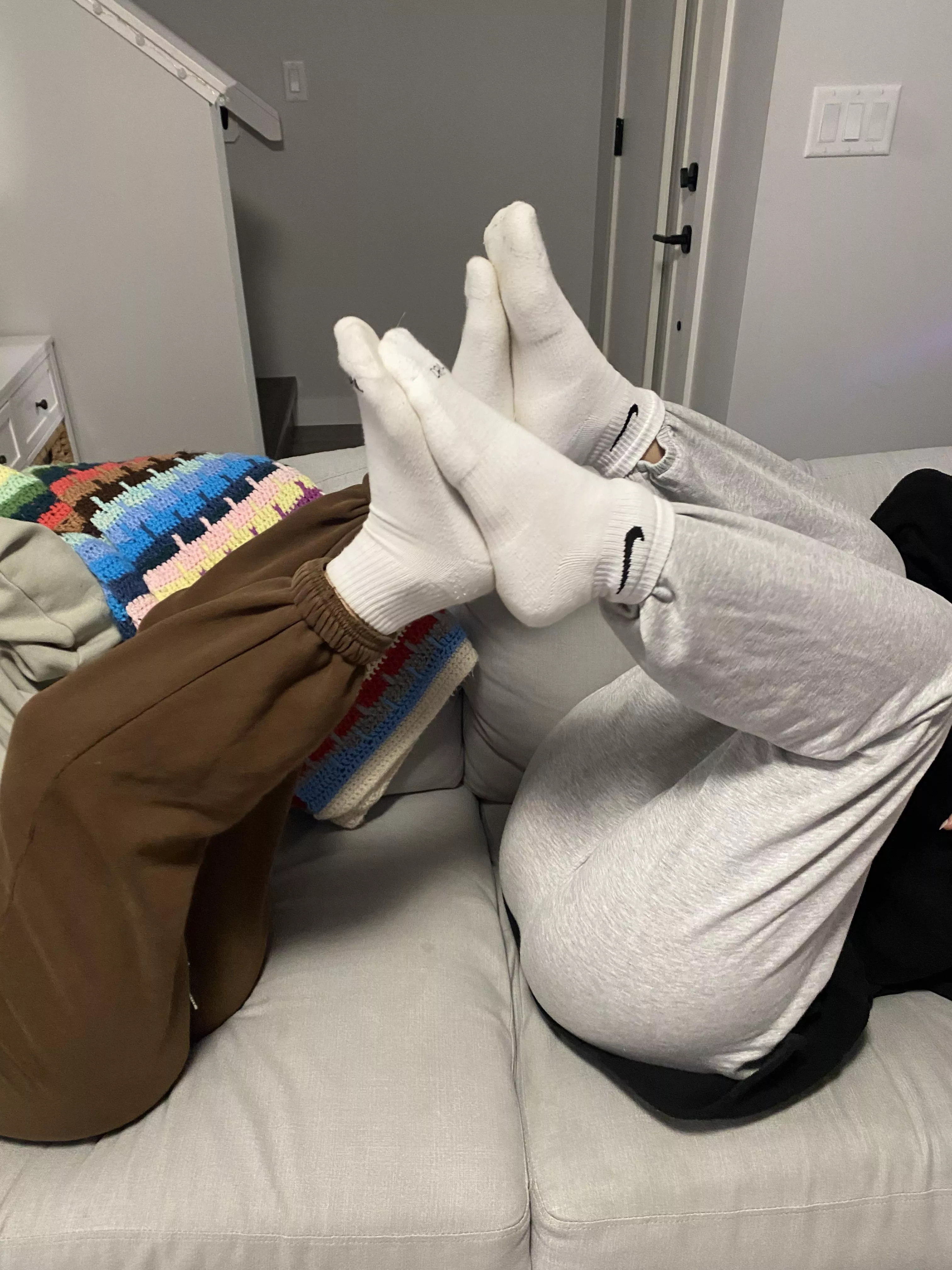 Some cute Canadian feet to start off your Monday! 🇨🇦🇨🇦