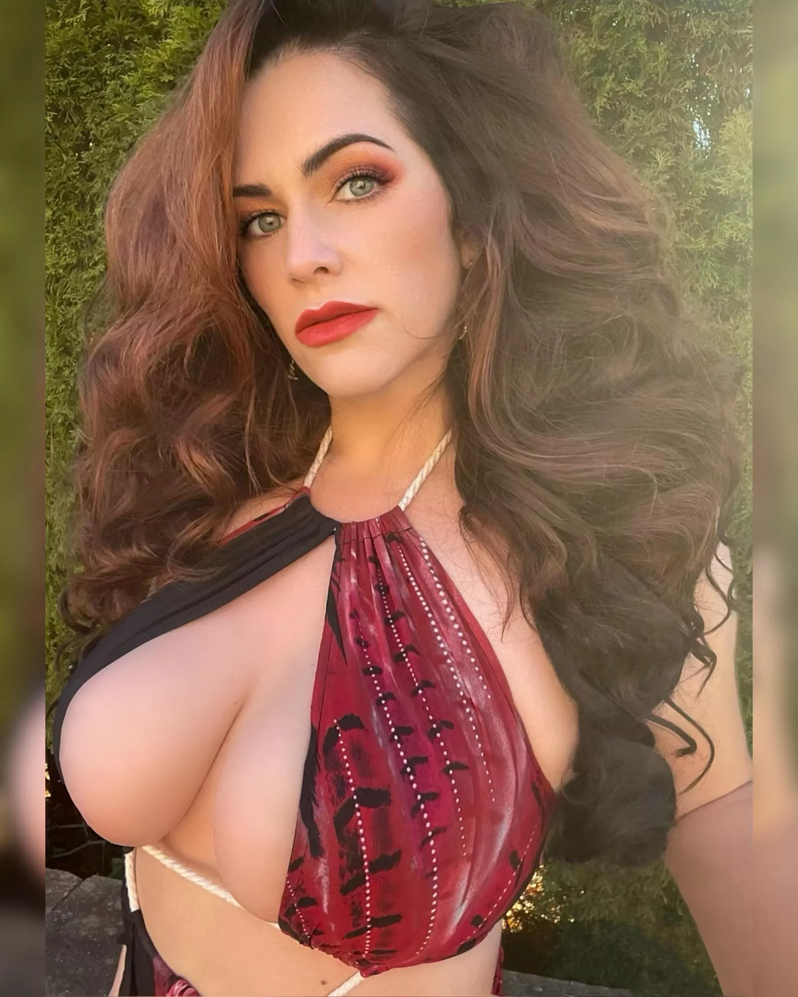 Some side view cleavage….