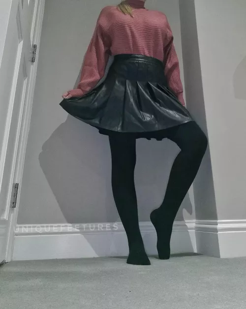 Some thick black pantyhose keeping me warm in this cold weather π₯Άπ₯΅