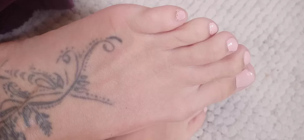 Someone come and rub my feet please π₯° Someone come and rub my feet please π₯°