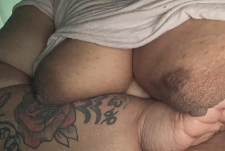 Someone come nutt on my titties π