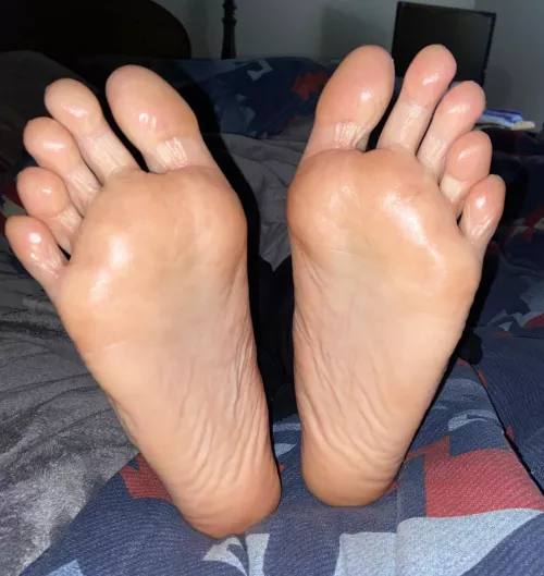 Someone come use my oiled soles π₯°