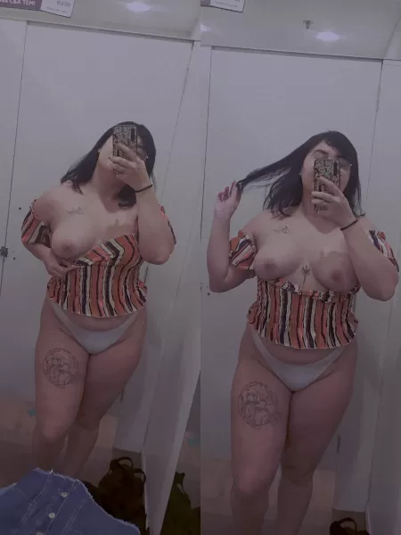 Someone here wanna fuck me in the changing room?🤭 Someone here wanna fuck me in the changing room?🤭