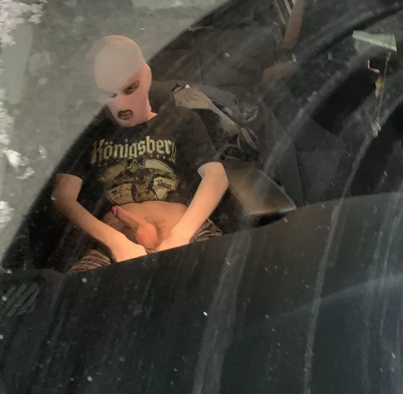 someone is watching me masturbate myself in the parking lot of the mall🍆🍆💦💦