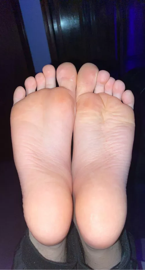 Someone please own my soles, I need a daddy to claim them as yours