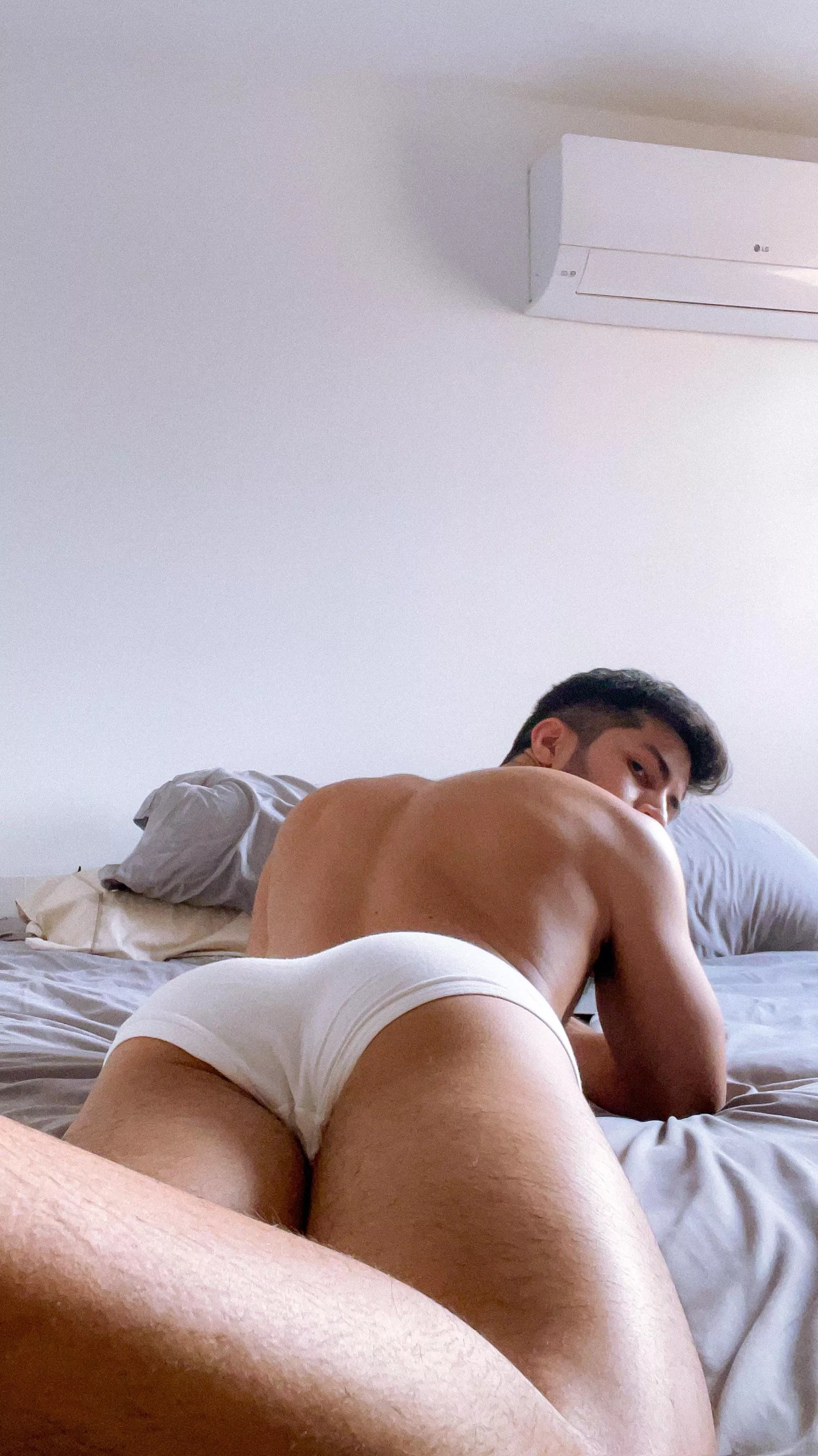 Someone take my briefs off 👋🏻?