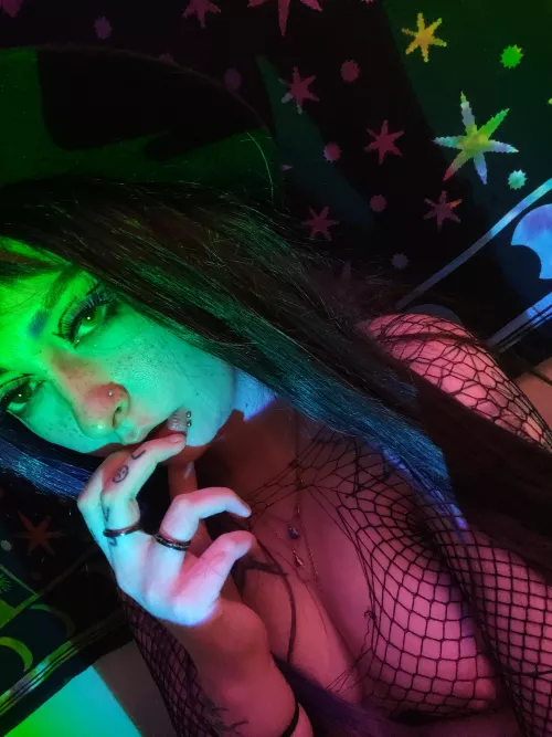 Someone told me nobody looks good in green. This is my response. 🖤 Someone told me nobody looks good in green. This is my response. 🖤