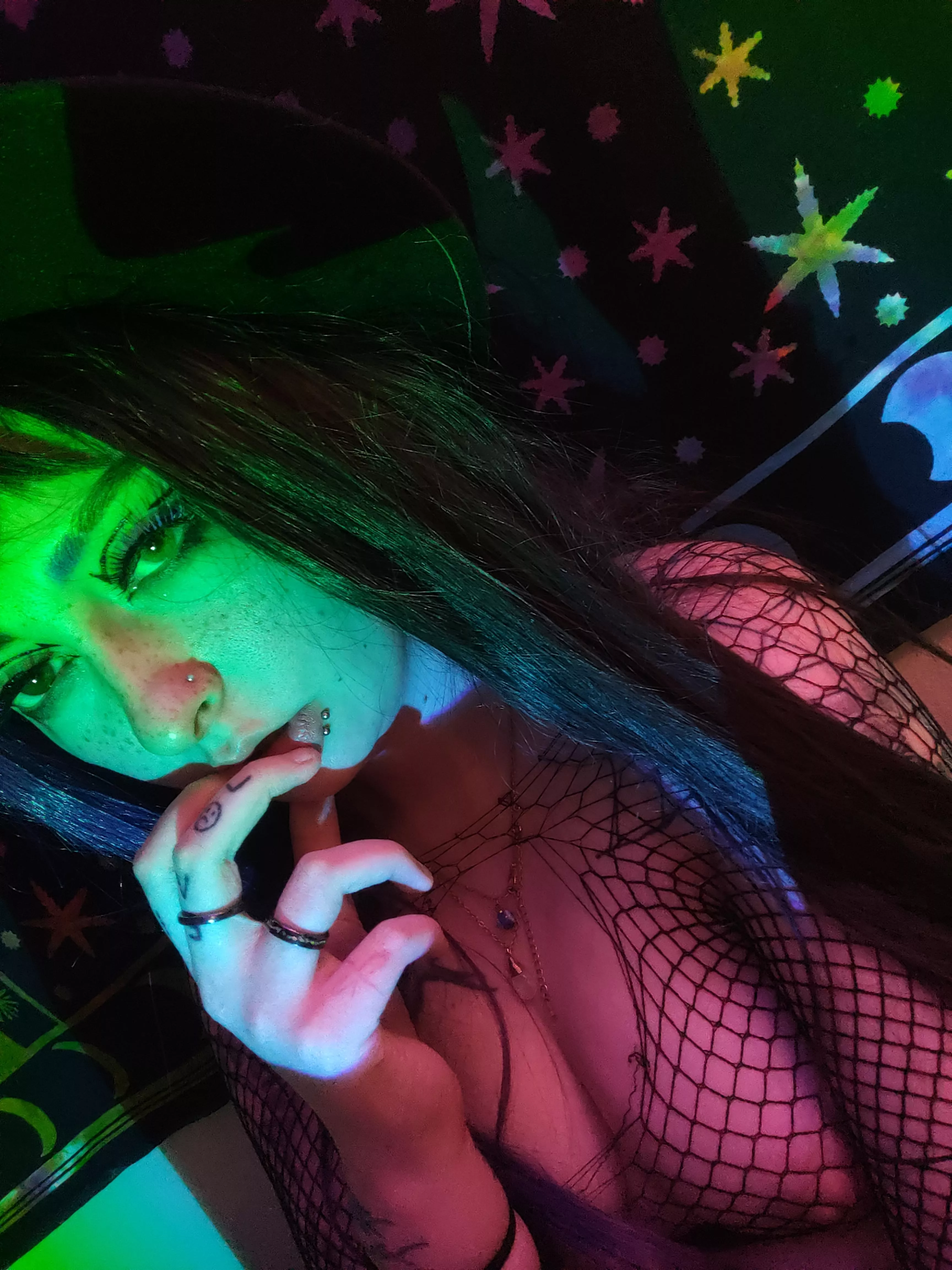 Someone told me nobody looks good in green. This is my response. 🖤