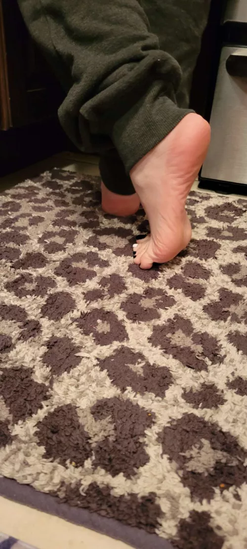 Someone was busy looking at my feet while I was busy bakingπ©π»βπ³