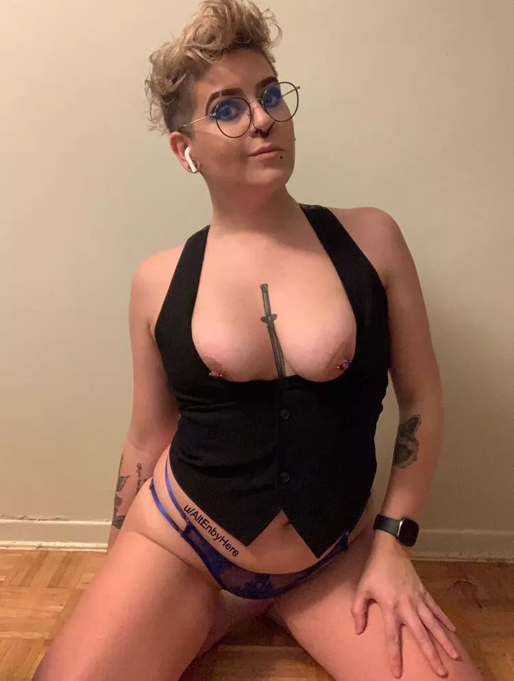 Something sexy about black button-up vests 🧑🏻‍💼[Non-binary, 28]