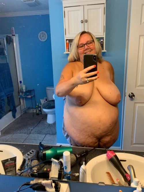 Sometimes a bathroom selfie is just what you need to start the day. Sometimes a bathroom selfie is just what you need to start the day.