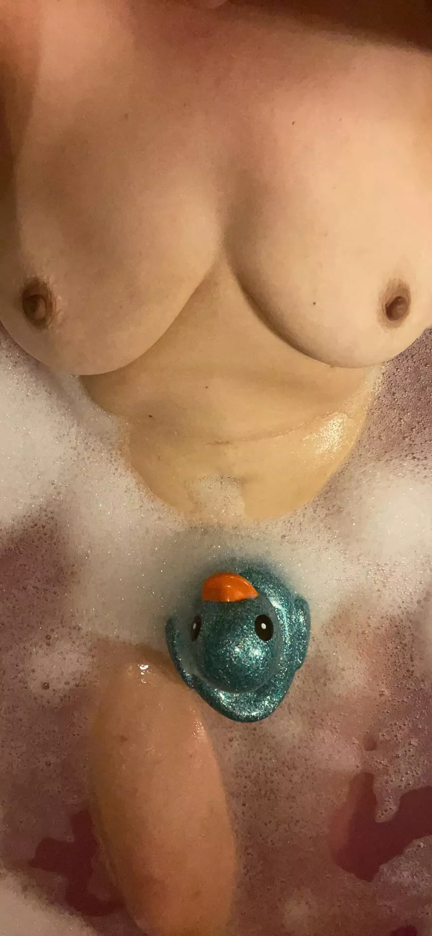 Sometimes a bit of company in the tub is welcome 😉