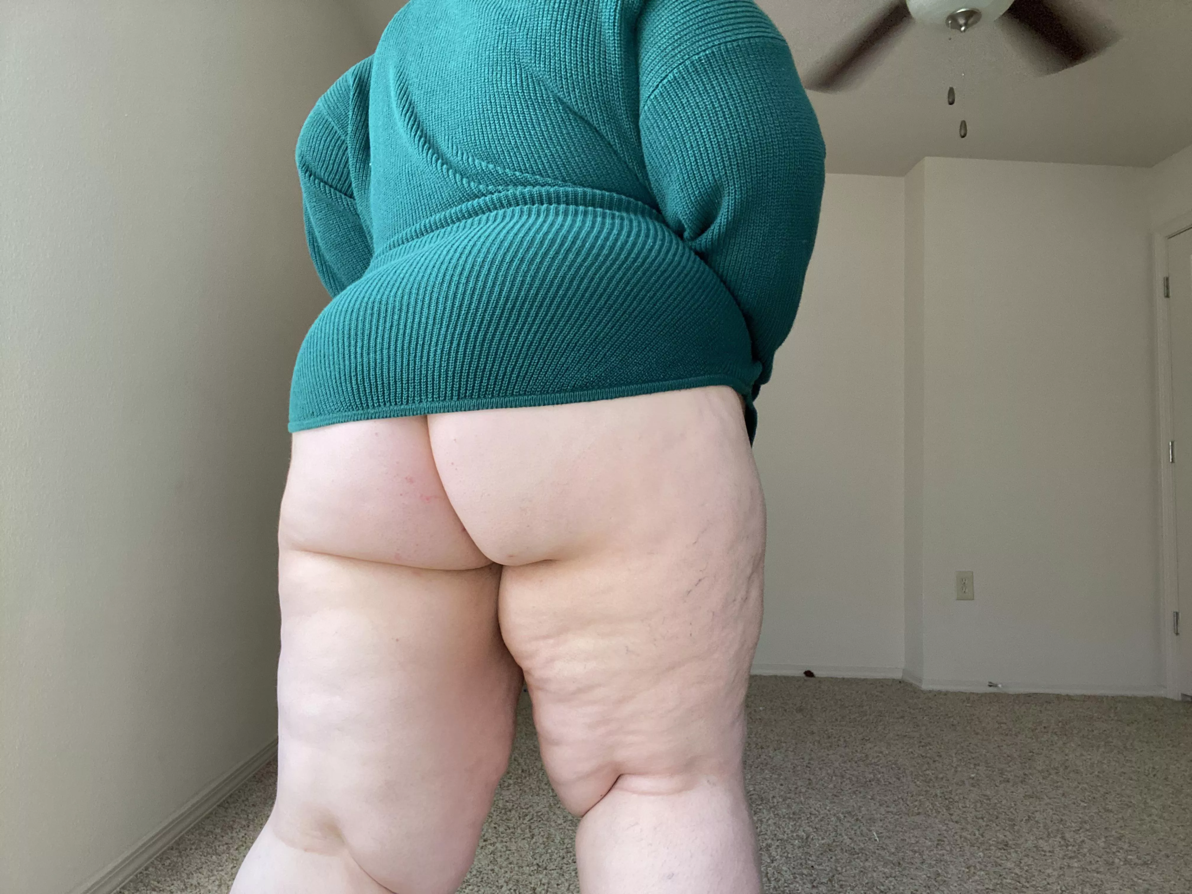 Sometimes I like to send my BF’s friends booty pics just to tease them 🙈🍑