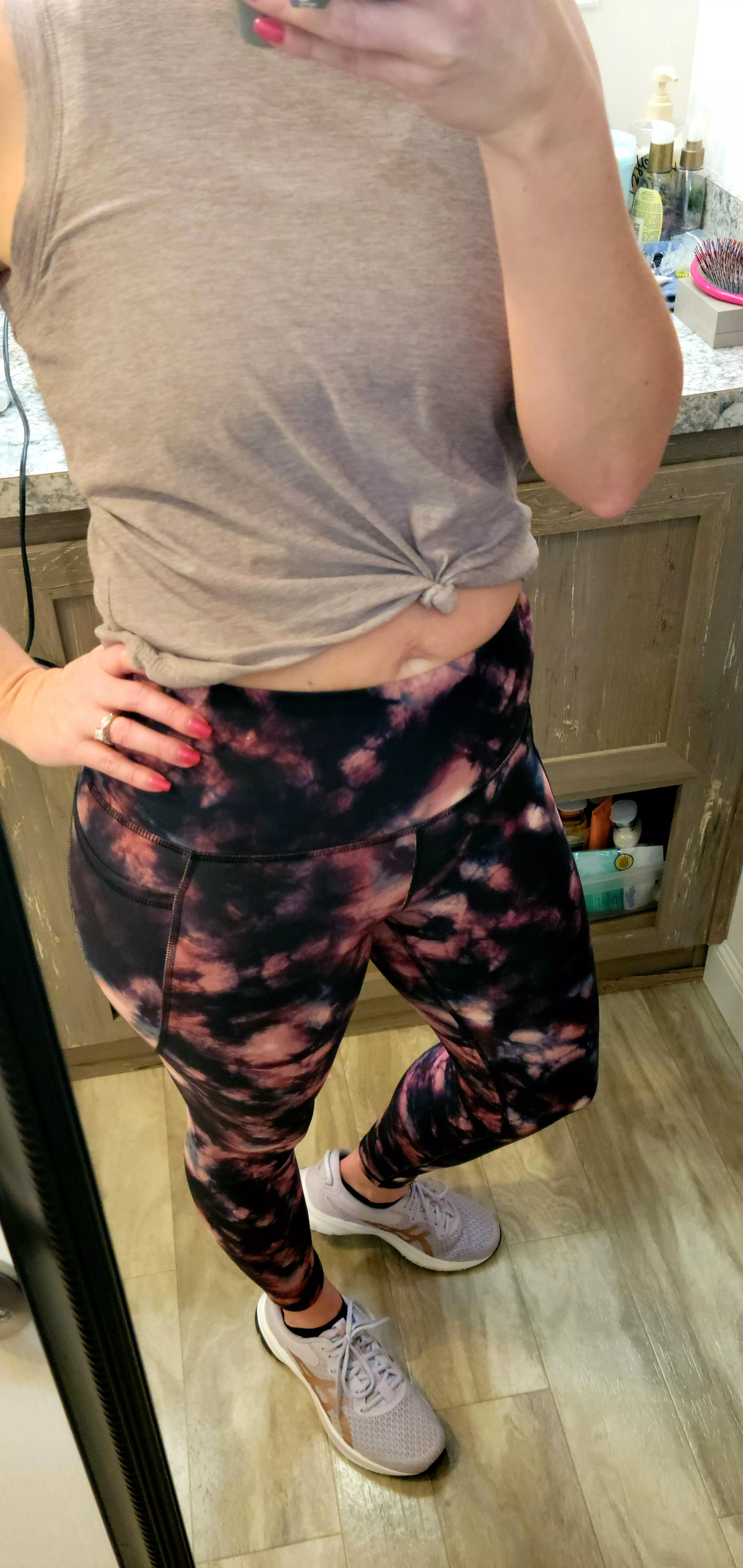 Sometimes I think I workout to have an excuse to keep buying cute leggings! JK! 😁😉😘