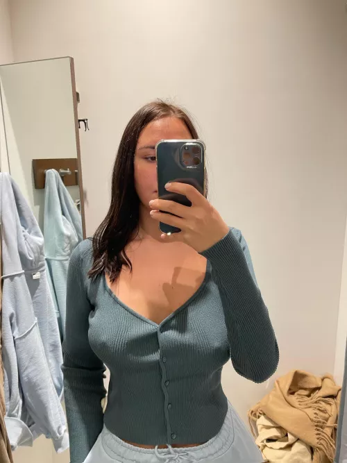 sometimes the light hits the right spot in the fitting room👀