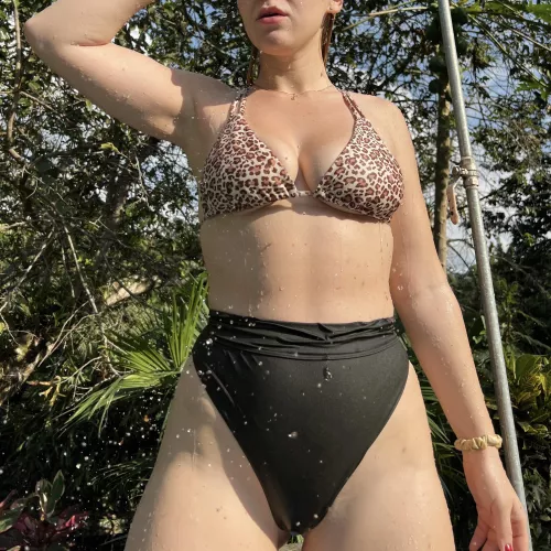 Soo hot that I need a shower 🥵 or should I let you smell my pheromones?