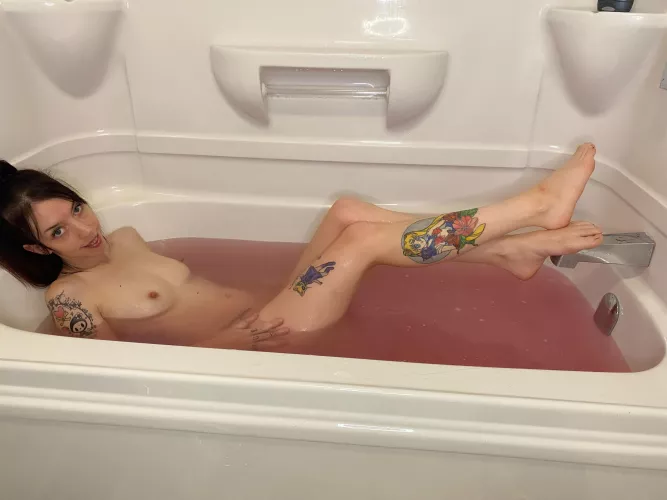 soo soft after a bath bomb. wish you could feel me. 👅