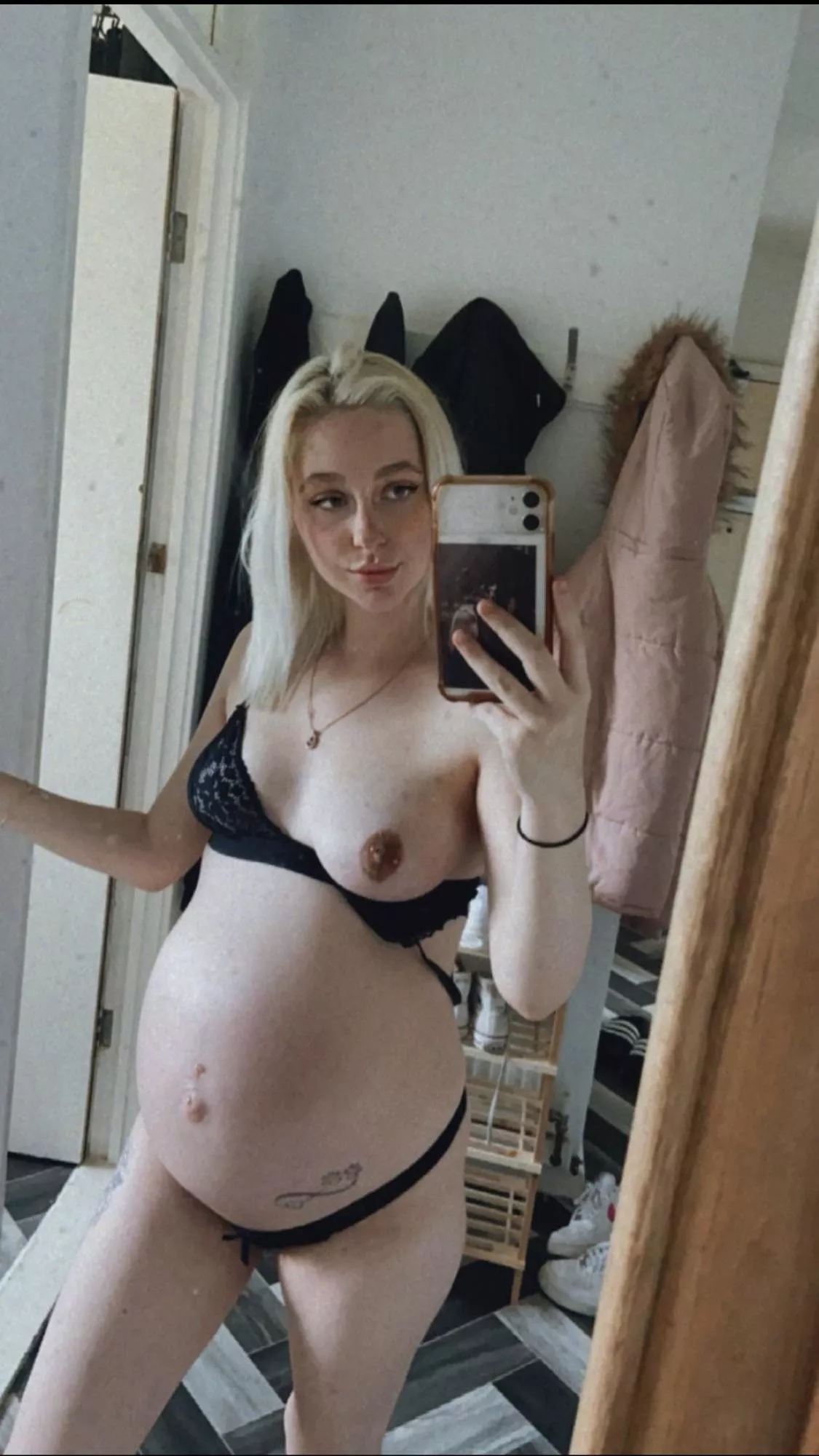 I’m a pregnant slut posing on cam