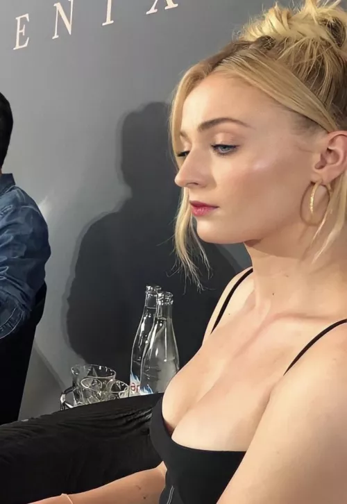 Sophie Turner cavernous cleavage Sophie Turner cavernous cleavage
