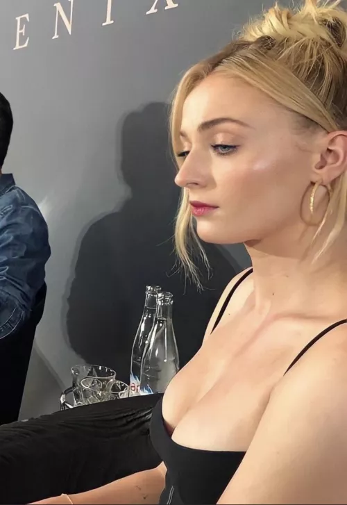 Sophie Turner’s Cavernous Cleavage Sophie Turner’s Cavernous Cleavage