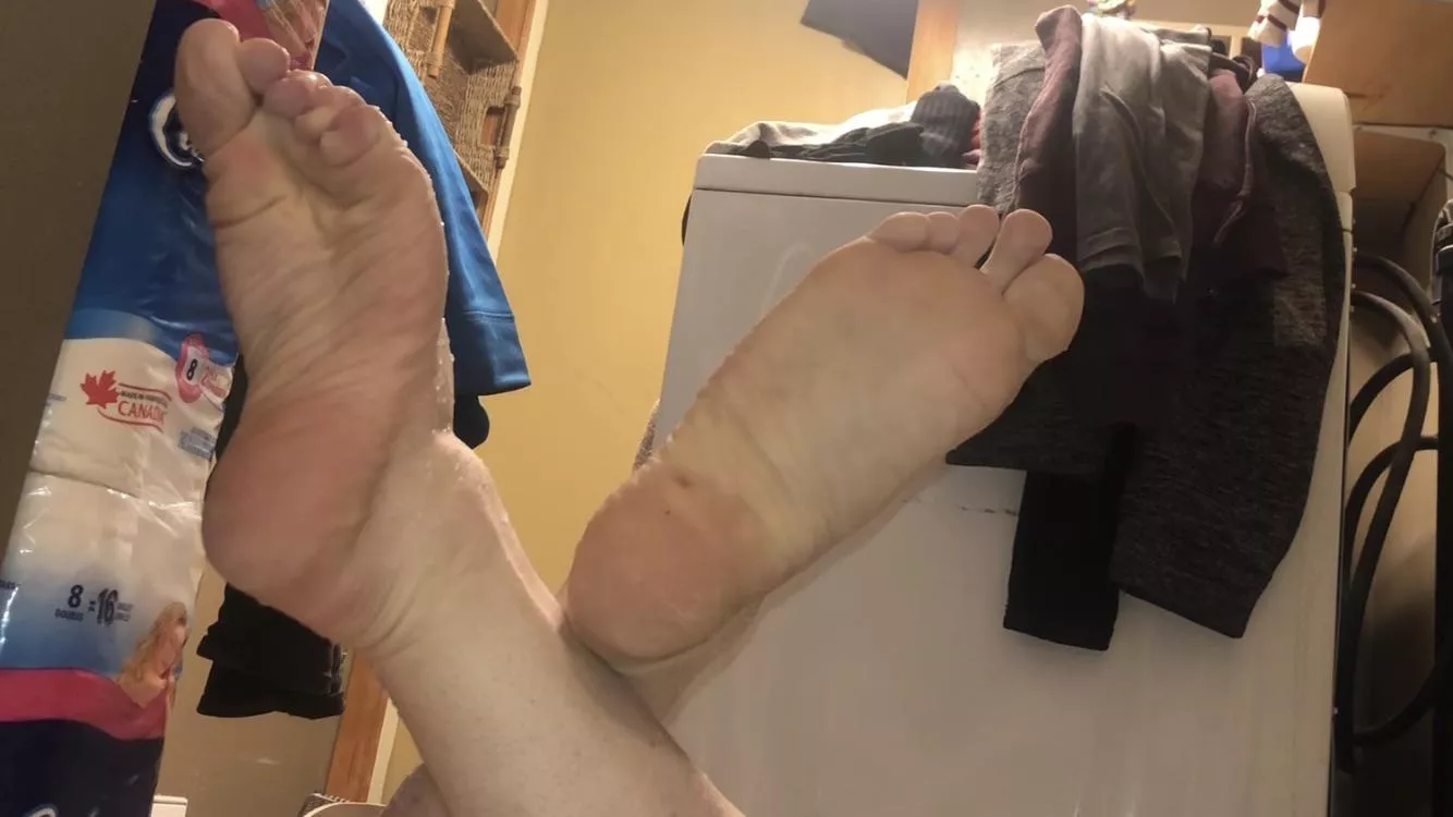 Sorry if my feet are a bit feminine! (I hope you like them regardless!) I am practicing learning to become a porn model (so all requested videos and pics are free from now until weekends’ end!)