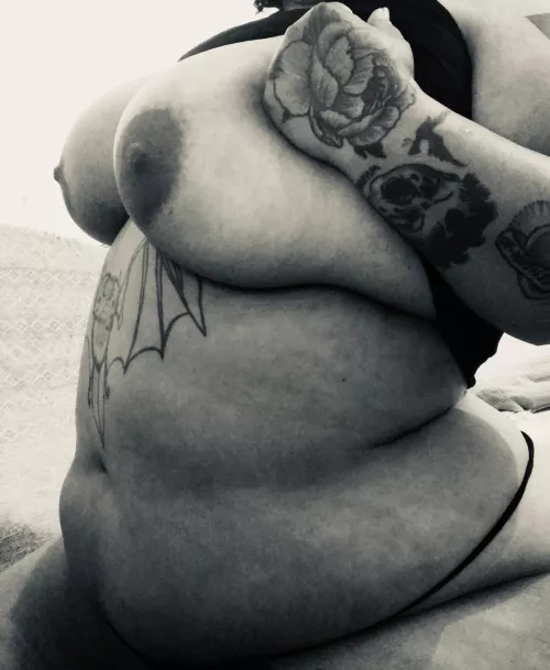 spent all morning looking at hot fat girls n then realized i am also a hot fat girl 🍀😌