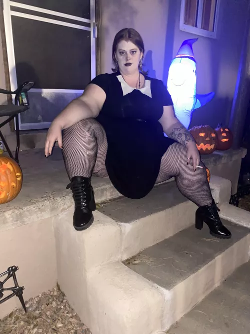 Spreading my thighs and waiting for company ๐ Spreading my thighs and waiting for company ๐
