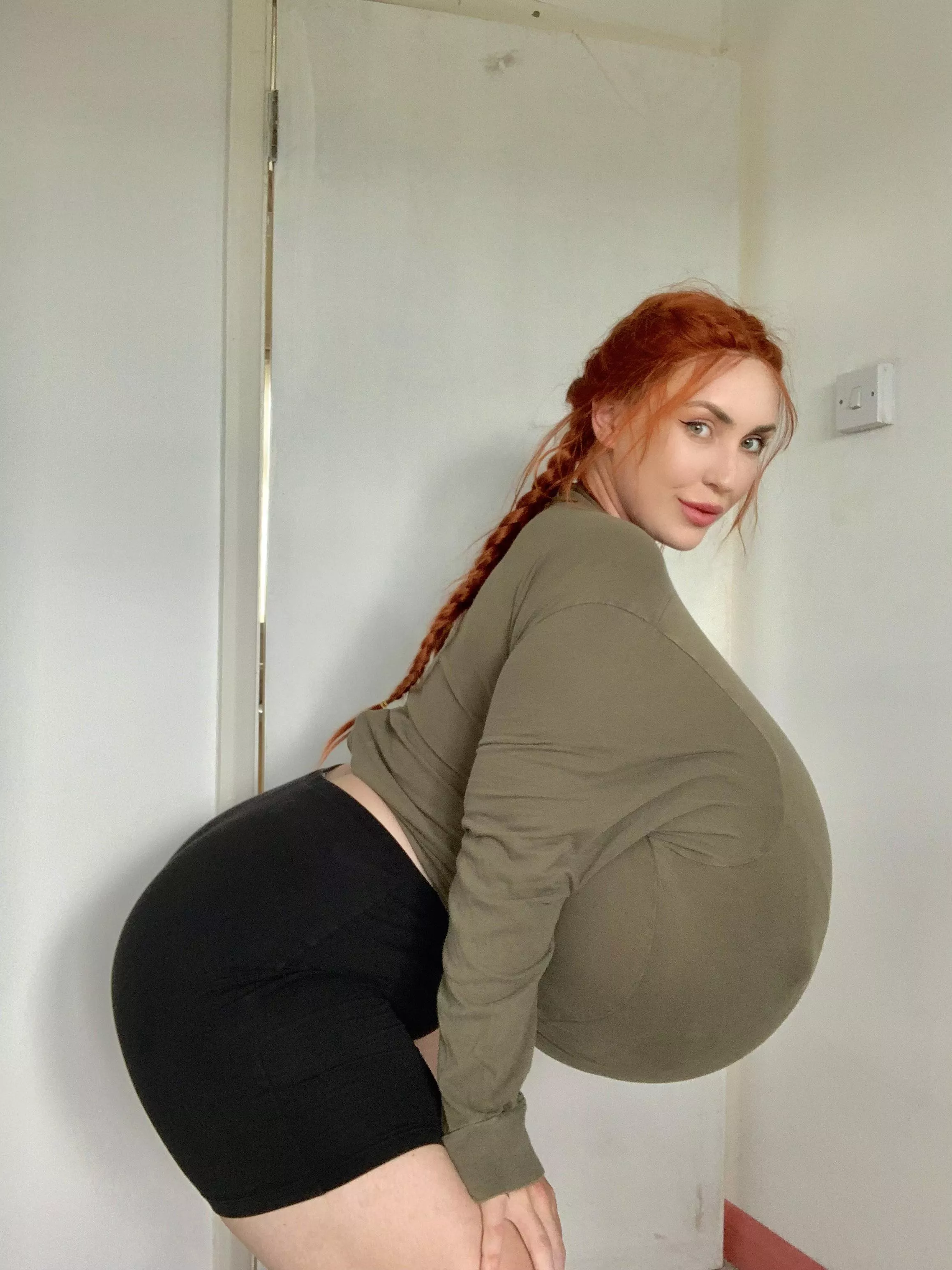 Squats are a lot harder when you’re this big 😌