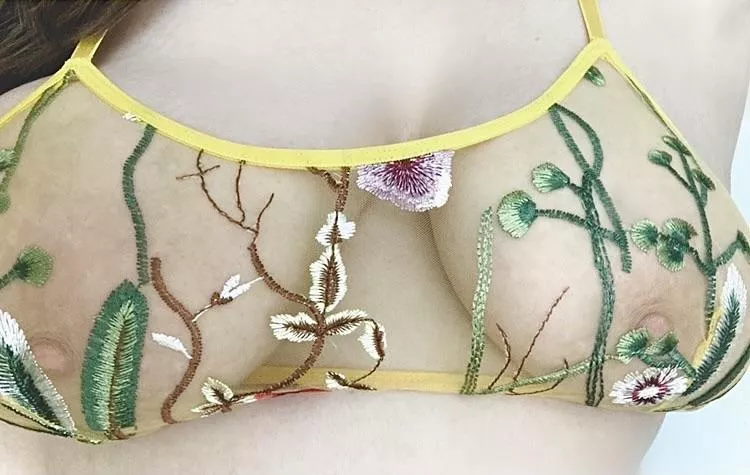 Squished nipples in sheer floral bras deserve all the kisses and nibbles, and maybe some dew drops too. 💦 Just a cum on my tits kinda gal I guess 🌼✌🏼 Squished nipples in sheer floral bras deserve all the kisses and nibbles, and maybe some dew drops too. 💦 Just a cum on my tits kinda gal I guess 🌼✌🏼
