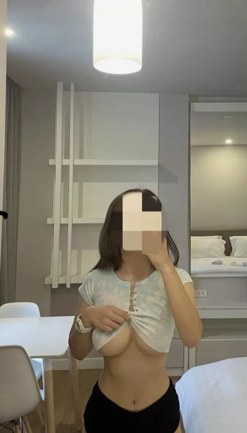 Start 2022 with some under boobs :3