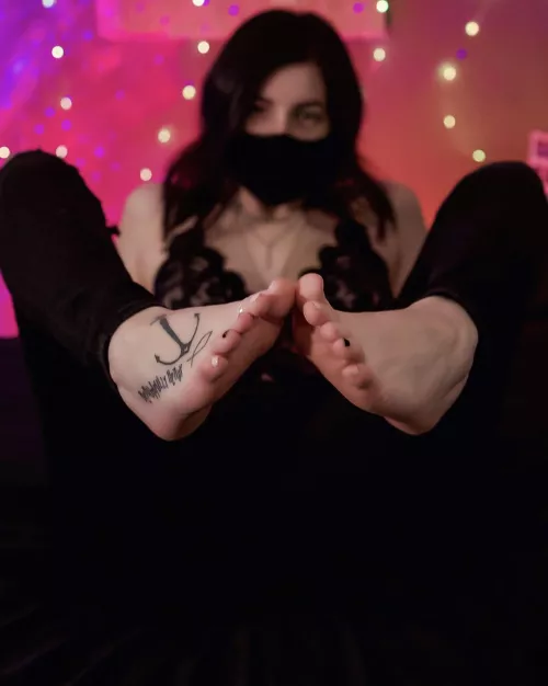 start off your year by worshipping my feet 😈 start off your year by worshipping my feet 😈