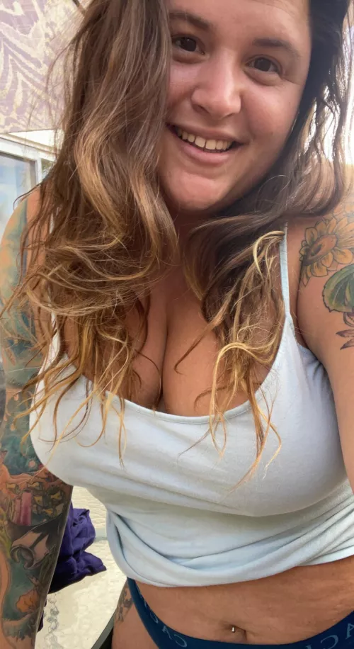 start your week with this tatted bbw stoner with all natural beauty! start your week with this tatted bbw stoner with all natural beauty!