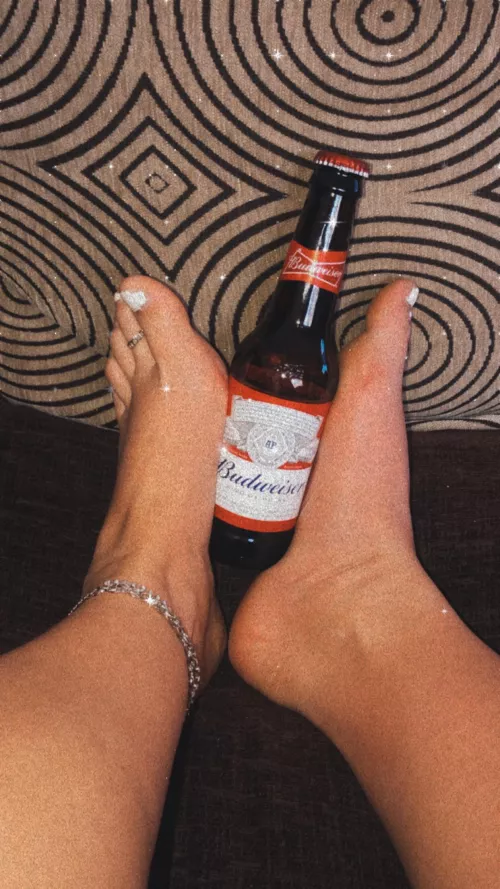 Start your weekend off right π whoβs having a beer with me?!