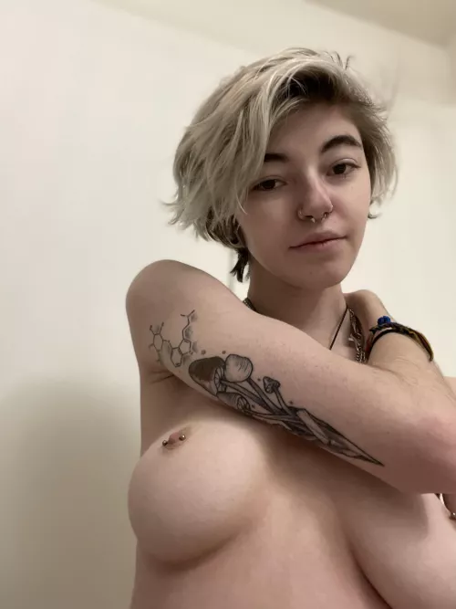 Started to slowly get covered in ink, I don’t know what happened XD 🖤