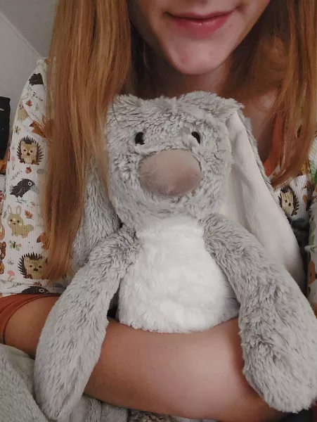 Starting the weekend with some littlespace😊🐰 Jasper and I hope you're all going to have a great weekend!