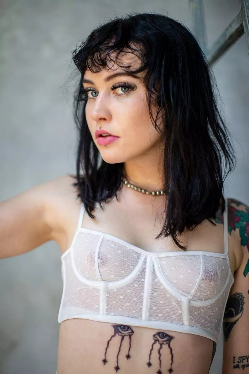 Starting to ignore bras 😋