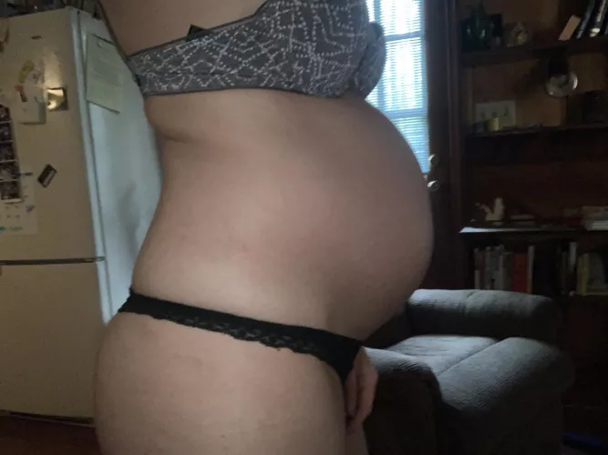 Starting to swell..daddy has even been using my ass lately, I can’t get him to stop 😩