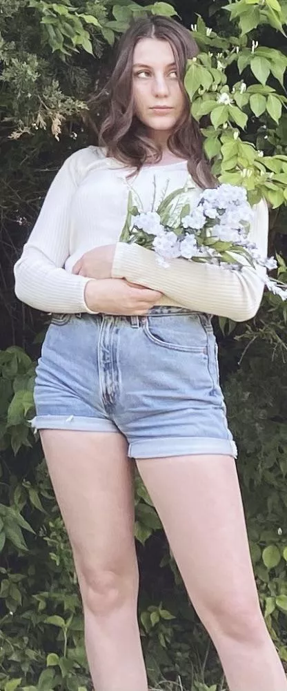 Stopped by to show you my legs!π Stopped by to show you my legs!π