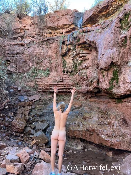 Stopped for a quickie near Bridal Falls in NM. Stopped for a quickie near Bridal Falls in NM.