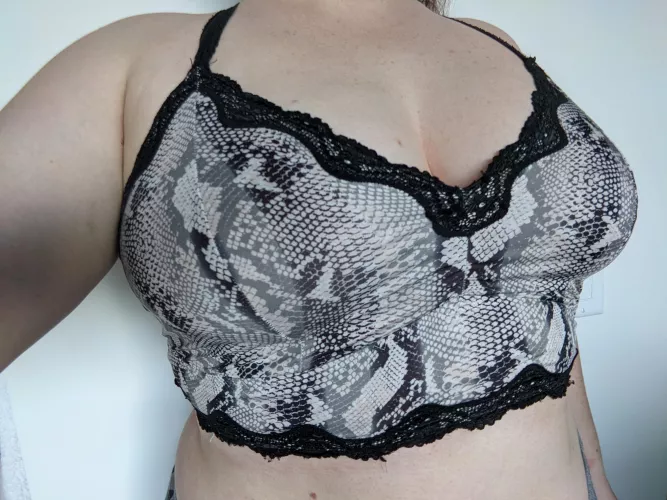 Stretchy fabrics really emphasize how mild my curves are... π€π Stretchy fabrics really emphasize how mild my curves are... π€π