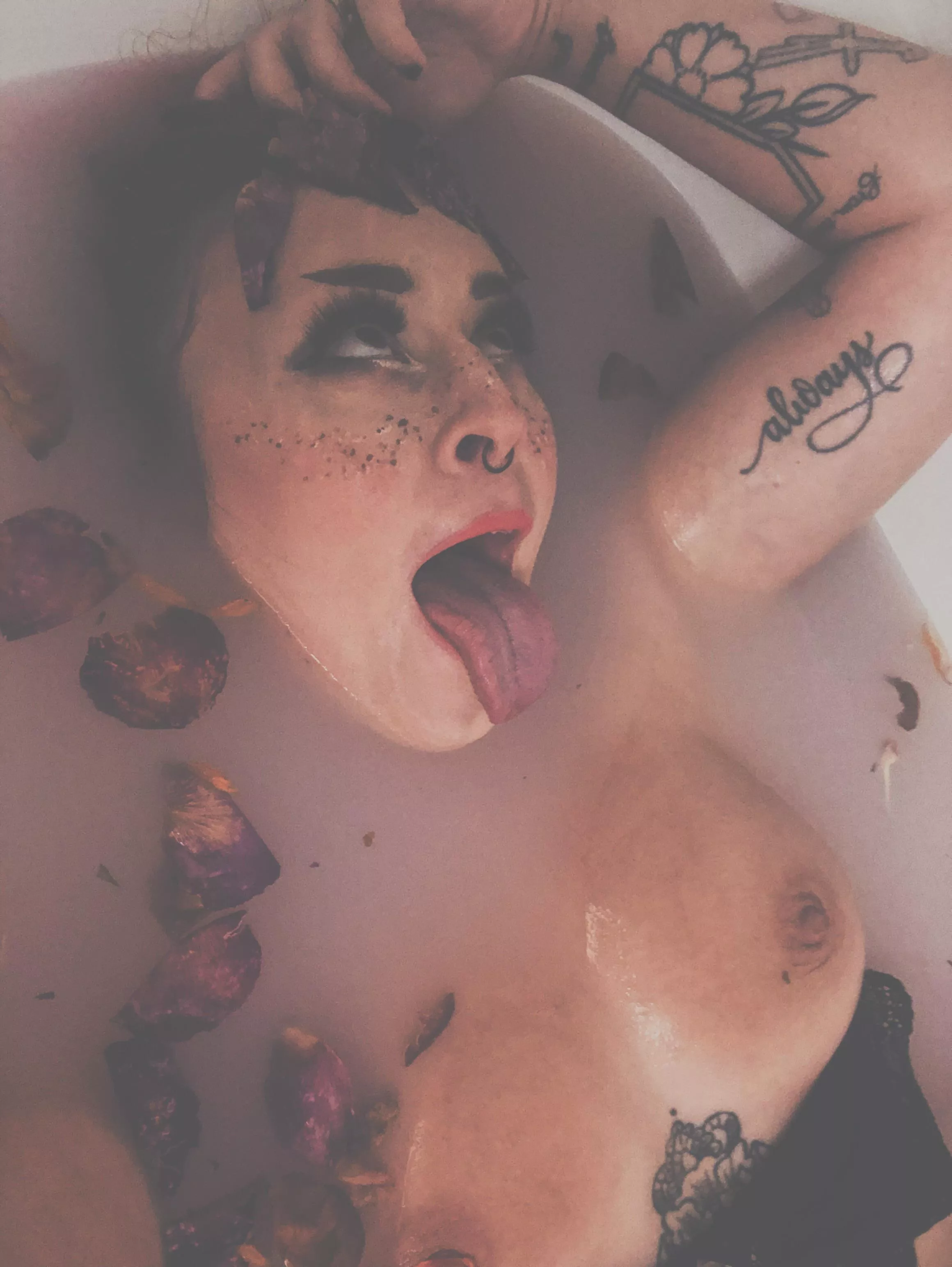 Stuff my mouth with a big dick ?