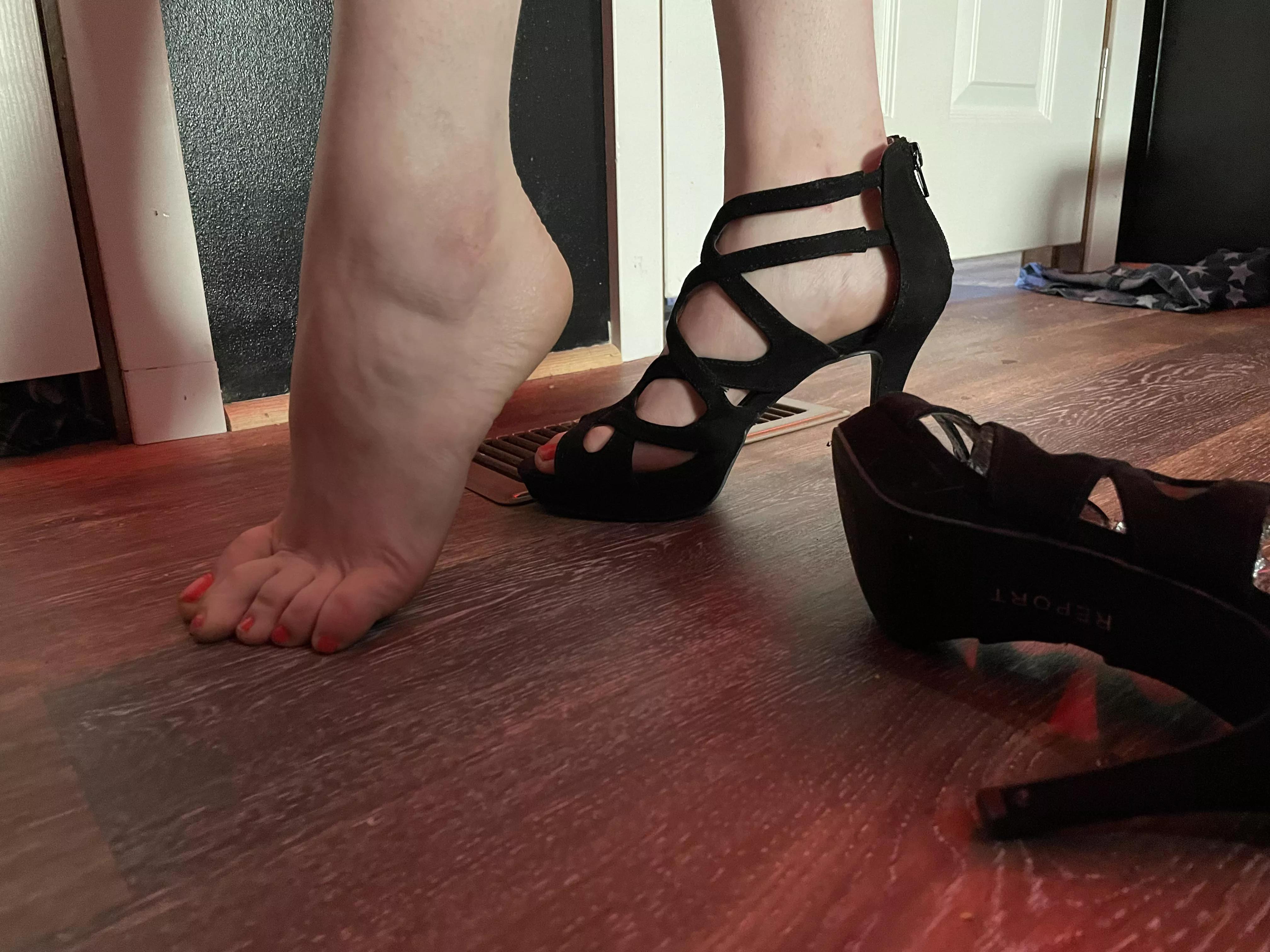 Suck my toes piggies π
 start your morning worship off right. DM me for a fix π Suck my toes piggies π
 start your morning worship off right. DM me for a fix π