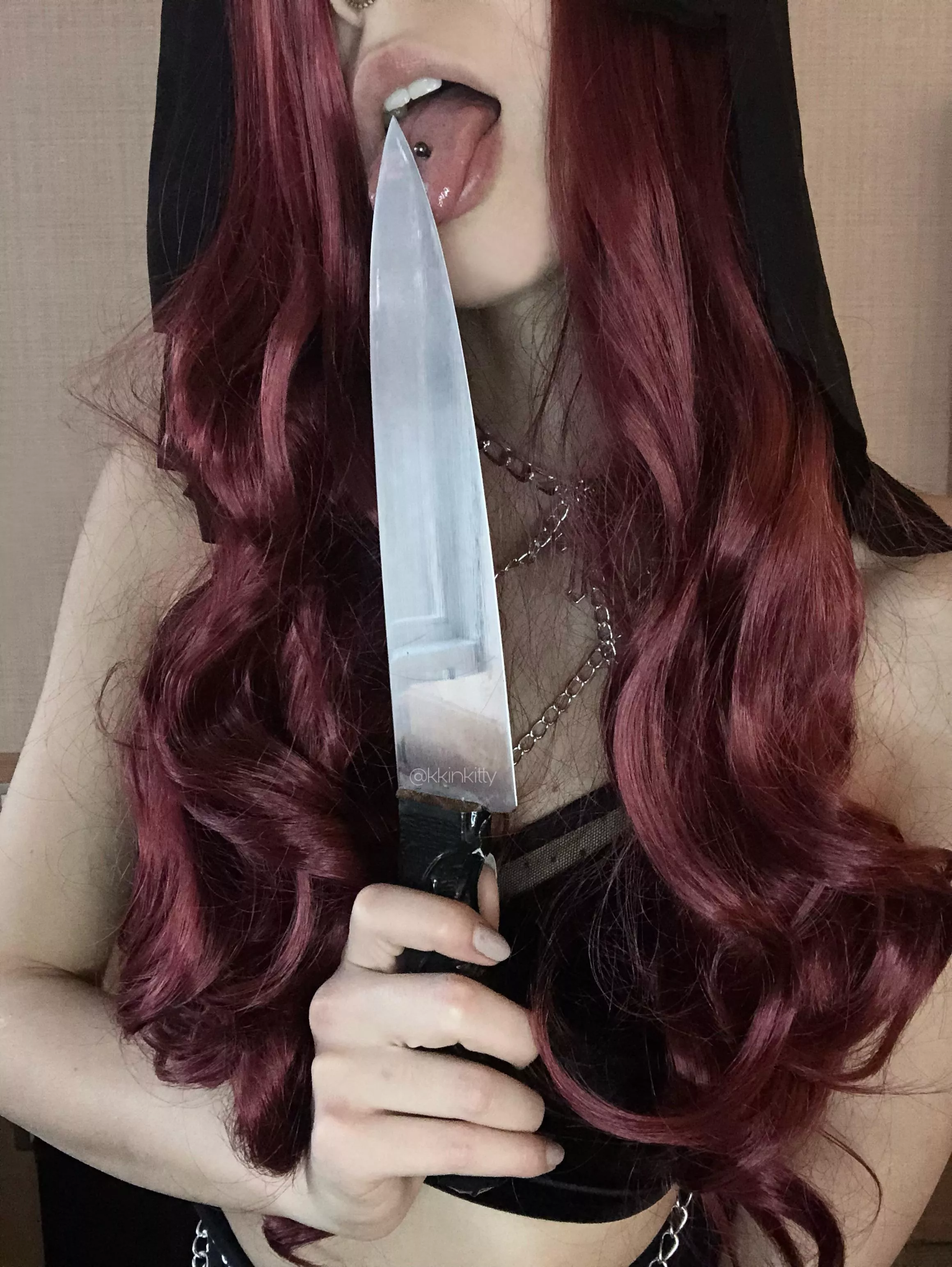 Suck on my tongue piercings ?